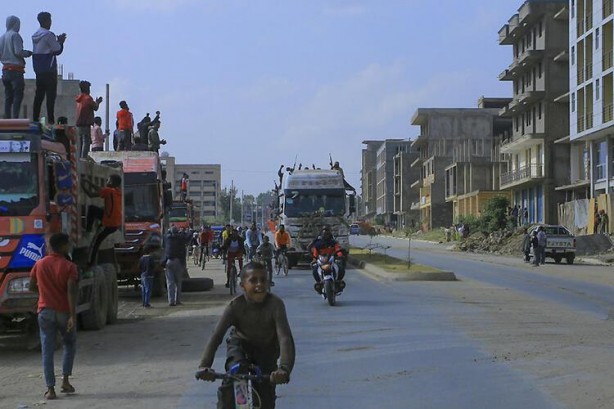 Foto - Binlerce asker esir düştü! Başbakan savaşmaya gitti
