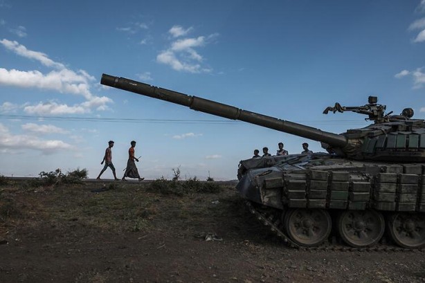 Foto - Binlerce asker esir düştü! Başbakan savaşmaya gitti