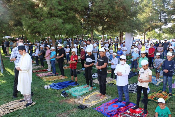 Foto - Gençlik 'namaz' ile diriliyor! Anne babalara seslendiler: Bizim cehennemde yanmamızı istemezsiniz değil mi?