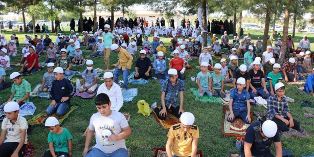 Foto - Gençlik 'namaz' ile diriliyor! Anne babalara seslendiler: Bizim cehennemde yanmamızı istemezsiniz değil mi?