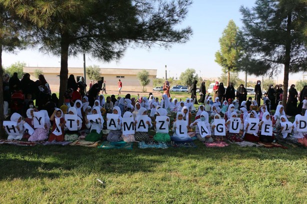 Foto - Gençlik 'namaz' ile diriliyor! Anne babalara seslendiler: Bizim cehennemde yanmamızı istemezsiniz değil mi?