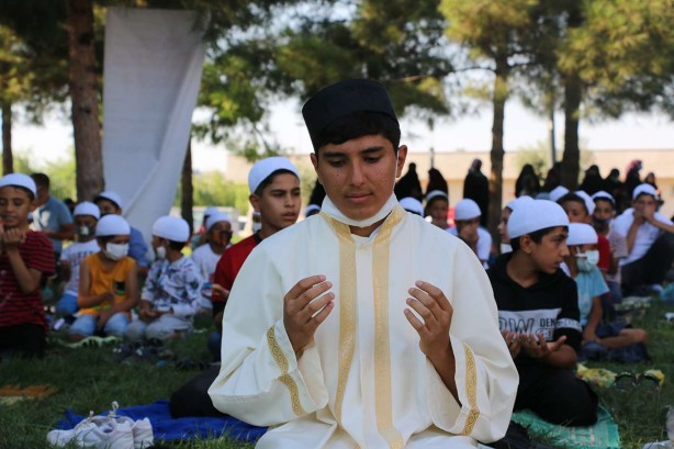 Foto - Gençlik 'namaz' ile diriliyor! Anne babalara seslendiler: Bizim cehennemde yanmamızı istemezsiniz değil mi?