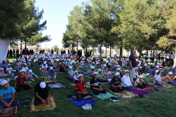 Foto - Gençlik 'namaz' ile diriliyor! Anne babalara seslendiler: Bizim cehennemde yanmamızı istemezsiniz değil mi?