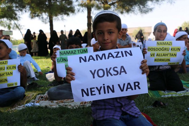 Foto - Gençlik 'namaz' ile diriliyor! Anne babalara seslendiler: Bizim cehennemde yanmamızı istemezsiniz değil mi?