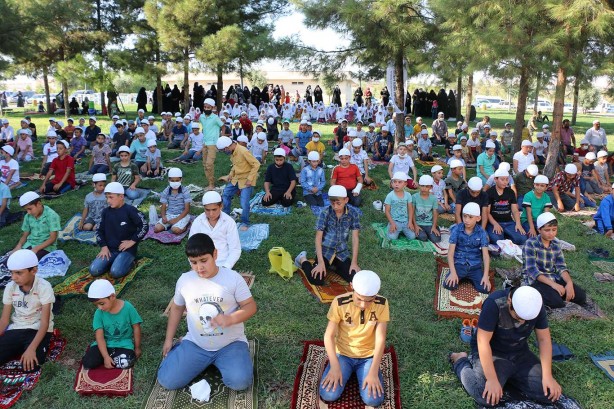 Foto - Gençlik 'namaz' ile diriliyor! Anne babalara seslendiler: Bizim cehennemde yanmamızı istemezsiniz değil mi?