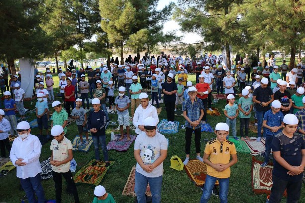 Foto - Gençlik 'namaz' ile diriliyor! Anne babalara seslendiler: Bizim cehennemde yanmamızı istemezsiniz değil mi?