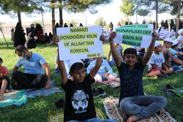 Foto - Gençlik 'namaz' ile diriliyor! Anne babalara seslendiler: Bizim cehennemde yanmamızı istemezsiniz değil mi?