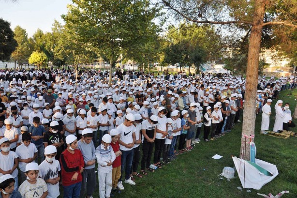 Foto - Binlerce çocuğun namazla buluşma sevinci! "Hiçbir virüs, namazsızlık virüsü kadar öldürücü değildir" ?