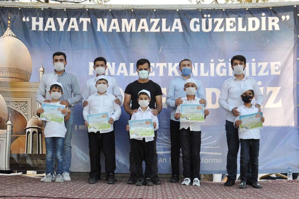 Foto - Binlerce çocuğun namazla buluşma sevinci! "Hiçbir virüs, namazsızlık virüsü kadar öldürücü değildir" ?
