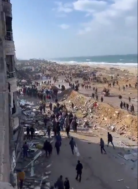 Foto - Binlerce Gazzeli koşa koşa sahile akın etti! Sebebi ise tüm ümmeti hüngür hüngür ağlattı! Bakın ne içinmiş