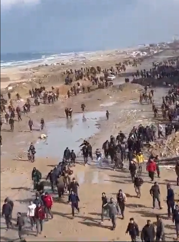 Foto - Binlerce Gazzeli koşa koşa sahile akın etti! Sebebi ise tüm ümmeti hüngür hüngür ağlattı! Bakın ne içinmiş