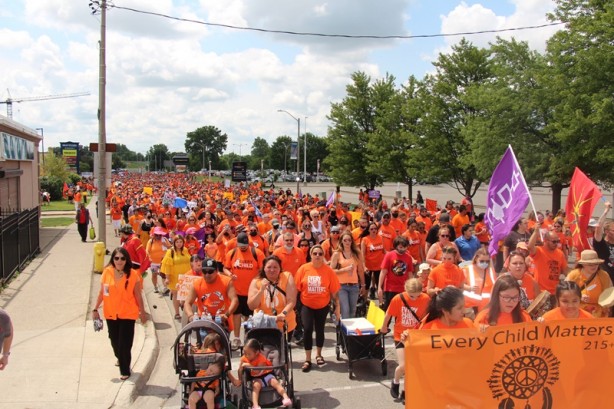 Binlerce Kanadalı isyan etti! Kiliseleri protesto ettiler