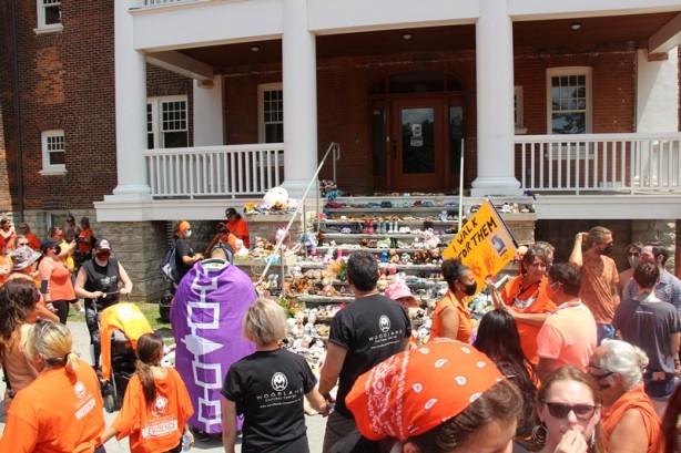Foto - Binlerce Kanadalı isyan etti! Kiliseleri protesto ettiler