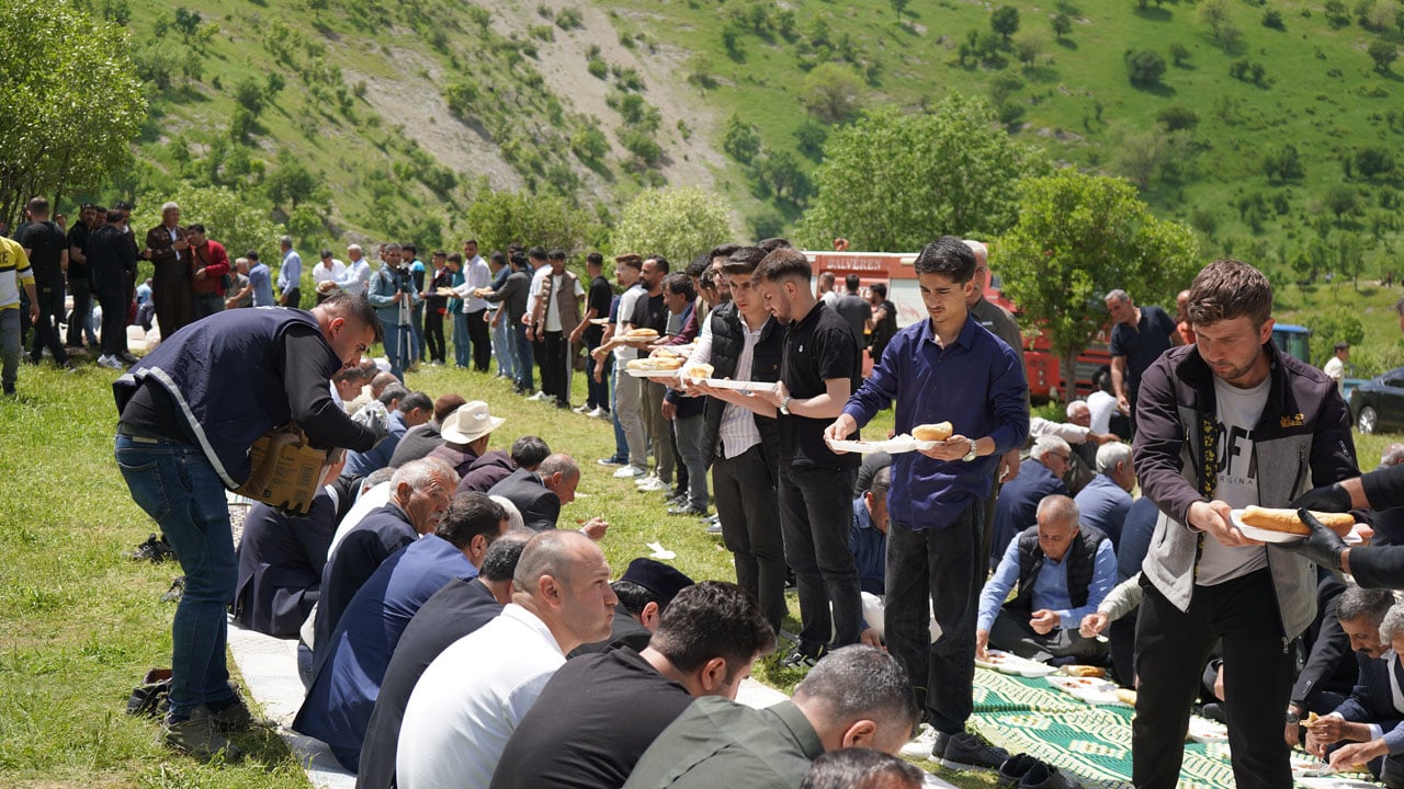 Binlerce kişi aynı sofrada buluştu! Şırnak’ta 300 yıllık gelenek yaşatıldı