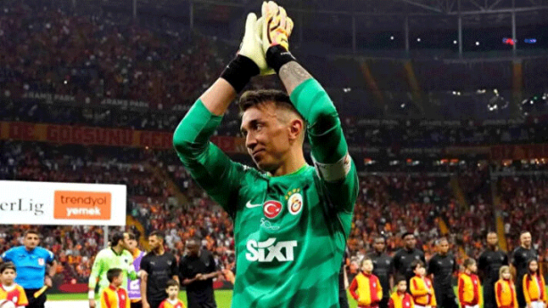Binlerce kişi sağ bek tercihini konuşuyor! Muslera’nın en iyi 11’i sosyal medyayı salladı