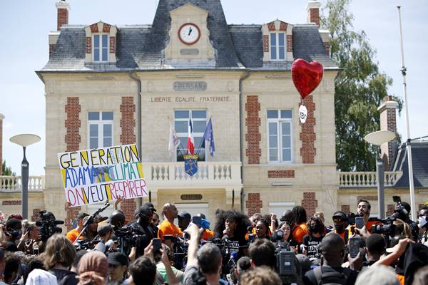 Binlerce kişi sokağa indi! Fransa'da "Fatiha" sesleri