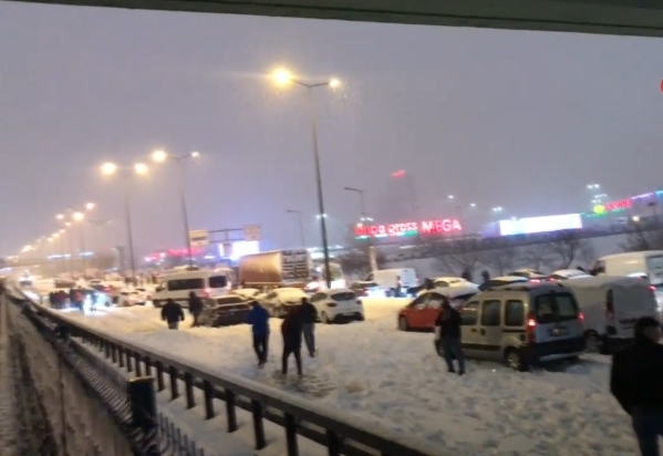 Foto - Binlerce kişi yolda kaldı! CHP'li İBB'ye vatandaş isyan etti