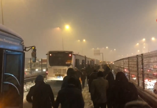 Foto - Binlerce kişi yolda kaldı! CHP'li İBB'ye vatandaş isyan etti