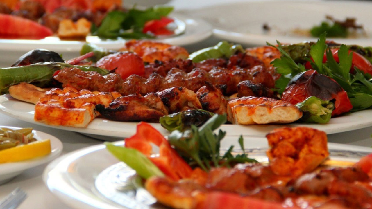 Binlerce vatandaşa domuz eti yediren firmadan şok açıklama: Dini dünyevi uhrevi hassasiyetimiz biliniyor