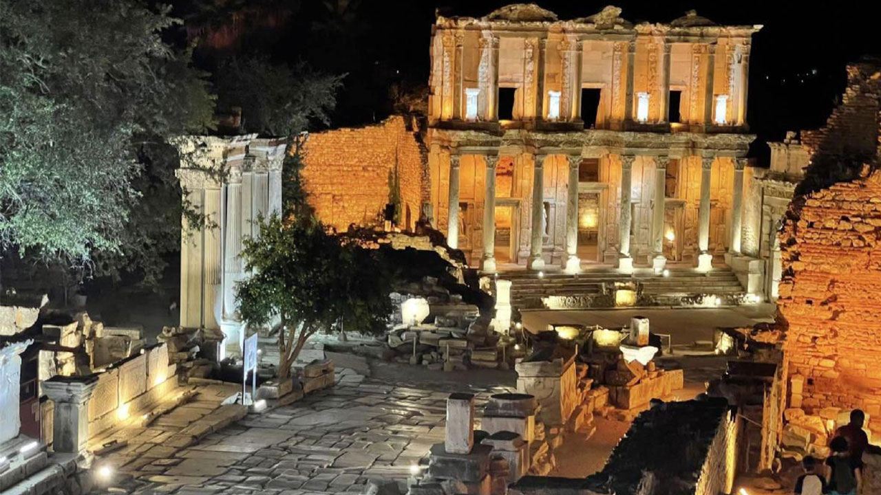 Binlerce yıllık geçmiş ay ışığı ve yıldızların altında! Tarihi mekanlarda gece ihtişamı