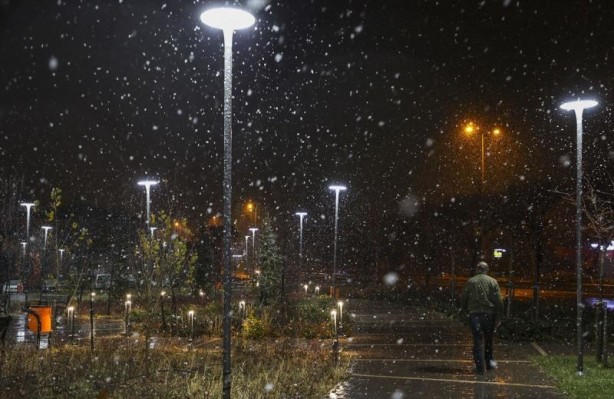 Bir anda bastırdı! Ankara'da gece kar sürprizi