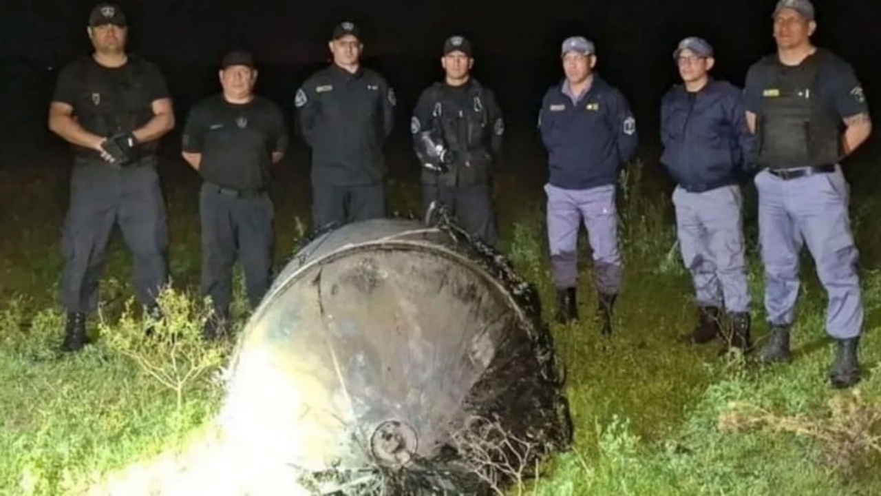 Foto - Bir anda gökten tarlaya düştü: Esrarengiz cismi görenlerin ağzı bir karış açık kaldı