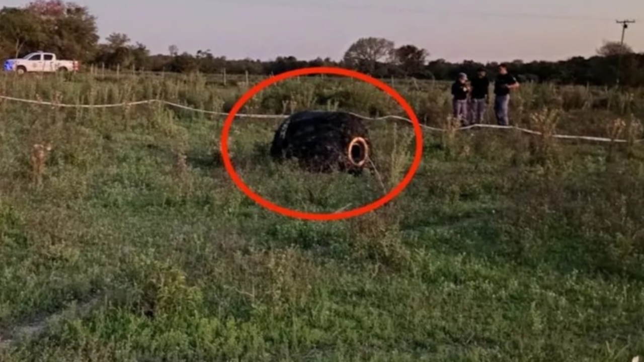 Foto - Bir anda gökten tarlaya düştü: Esrarengiz cismi görenlerin ağzı bir karış açık kaldı
