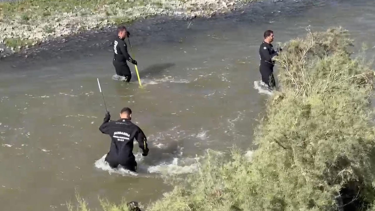 Foto - Bir anlık hata felakete dönüştü! Otomobil Karasu’ya uçtu