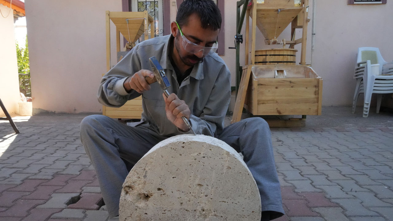Bir ayda yapılıyor, yıllarca kullanılıyor! Taş değirmen geleneği 21. yüzyıla taşınıyor
