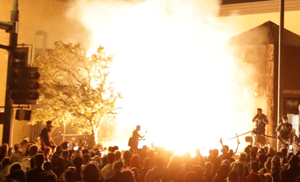 Bir beslemesi daha ABD'nin başına bela oldu! Bakın sokağa hangi örgüt indi