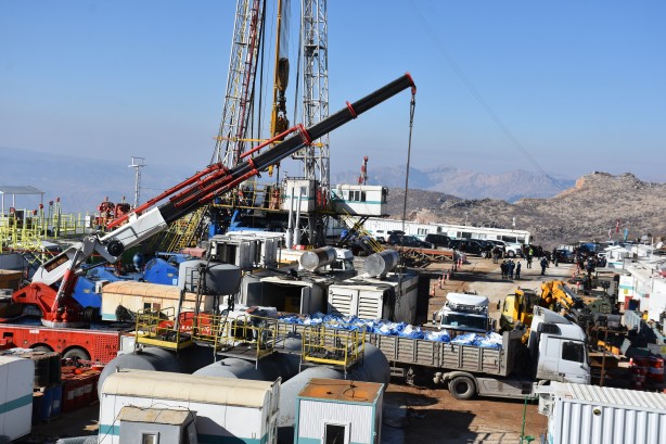 Foto - Bir bölgede daha petrol müjdesi! Vali duyurdu: Sondaj başladı