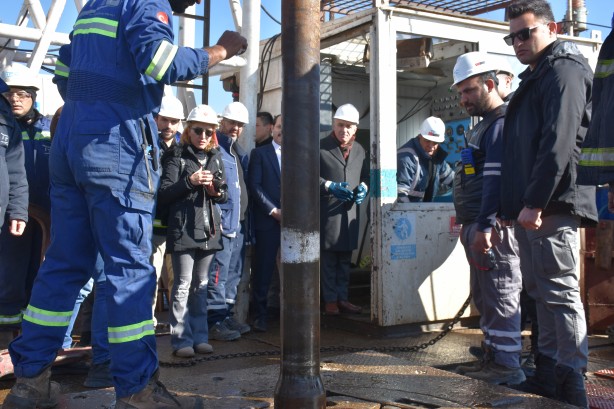 Foto - Bir bölgede daha petrol müjdesi! Vali duyurdu: Sondaj başladı