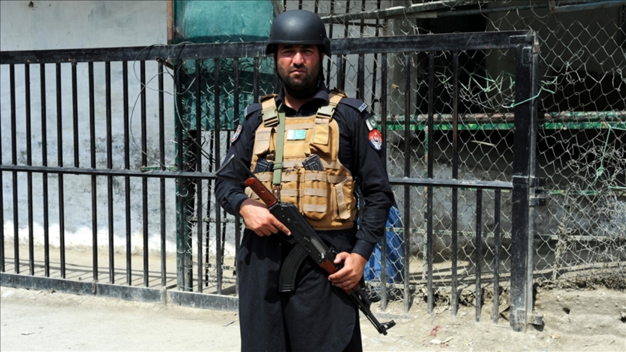 Foto - Bir bu eksikti! İki Müslüman ülke birbirini vurdu, askeri üsler cayır cayır yanarak küle döndü