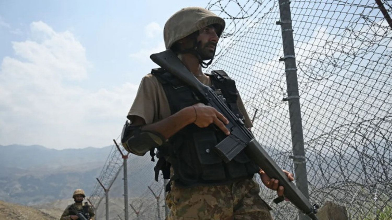 Foto - Bir bu eksikti! İki Müslüman ülke birbirini vurdu, askeri üsler cayır cayır yanarak küle döndü