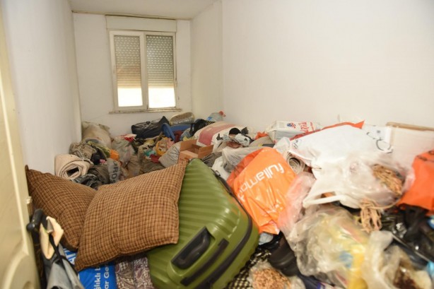 Foto - Bir çöp ev vakası! Kokudan rahatsız olan komşular ele verdi