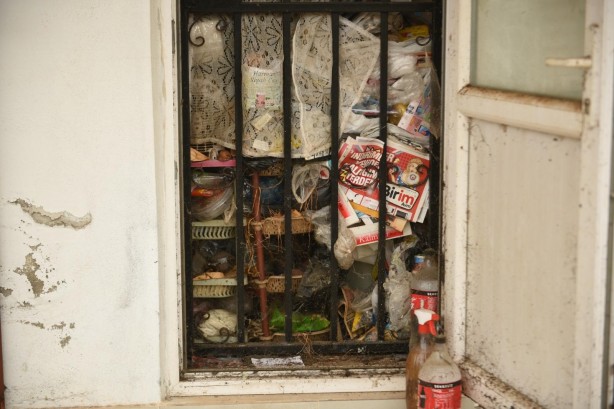 Foto - Bir çöp ev vakası! Kokudan rahatsız olan komşular ele verdi