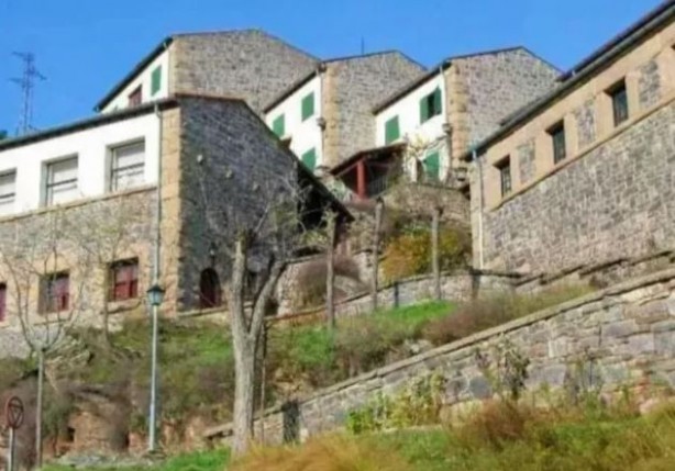 Foto - Bir daire fiyatına! Oteli de bulunan yemyeşil köy satışa çıkarıldı