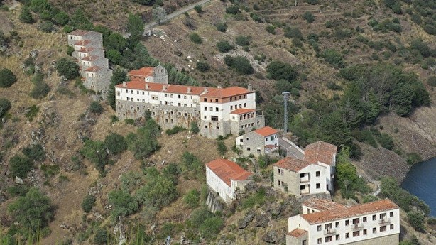 Bir daire fiyatına! Oteli de bulunan yemyeşil köy satışa çıkarıldı