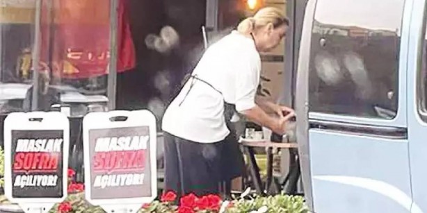 Foto - Bir döneme damgasını vurmuştu! Ünlü oyuncu, lokantada çalışmaya başladı! Yemek pişiriyor, hesabı alıyor, masaları siliyor