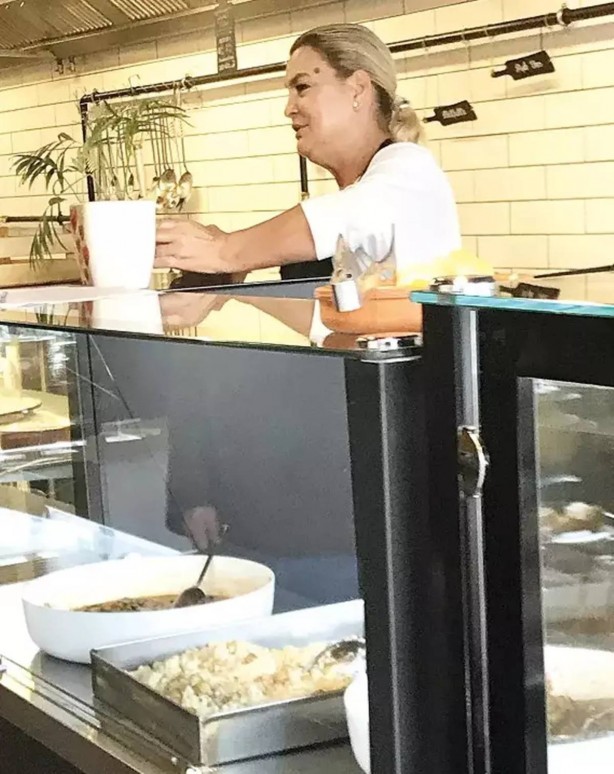 Foto - Bir döneme damgasını vurmuştu! Ünlü oyuncu, lokantada çalışmaya başladı! Yemek pişiriyor, hesabı alıyor, masaları siliyor