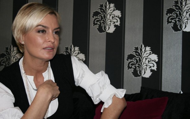 Foto - Bir döneme damgasını vurmuştu! Ünlü oyuncu, lokantada çalışmaya başladı! Yemek pişiriyor, hesabı alıyor, masaları siliyor