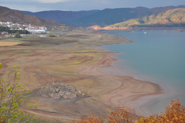 Bir endişelendiren görüntü daha! Eskiden tekneyle şimdi yürüyerek...