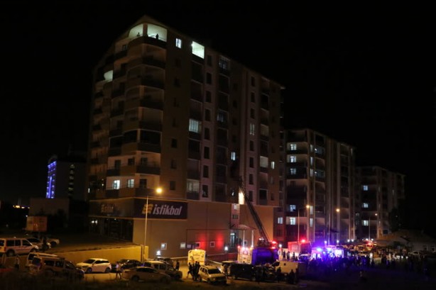 Foto - Bir evde çıkan yangında 4 kişi dumandan etkilendi