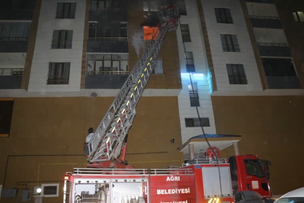 Foto - Bir evde çıkan yangında 4 kişi dumandan etkilendi