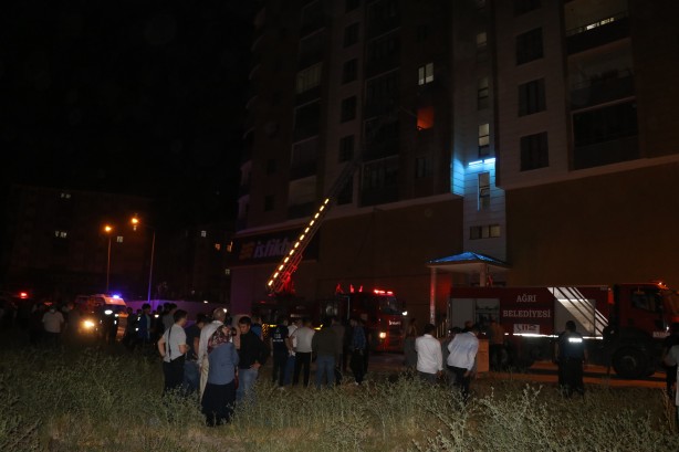 Bir evde çıkan yangında 4 kişi dumandan etkilendi