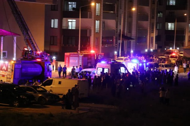 Foto - Bir evde çıkan yangında 4 kişi dumandan etkilendi