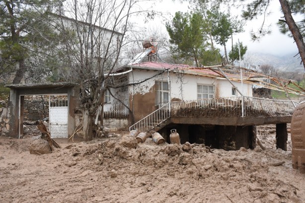 Foto - Bir evini depremde, bir evini selde kaybetti
