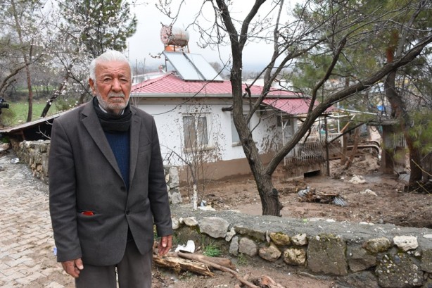 Foto - Bir evini depremde, bir evini selde kaybetti