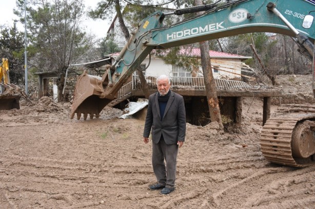 Bir evini depremde, bir evini selde kaybetti
