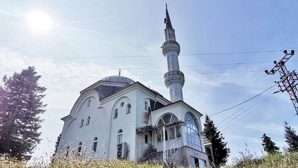 Bir garip fikir ayrılığı; hayır mı, şer mi? Cami kapısı tartışmasında mahkemelik oldular